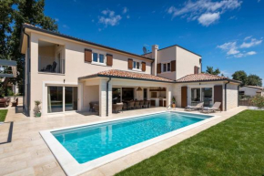 Modern villa Blagdan with pool in Porec